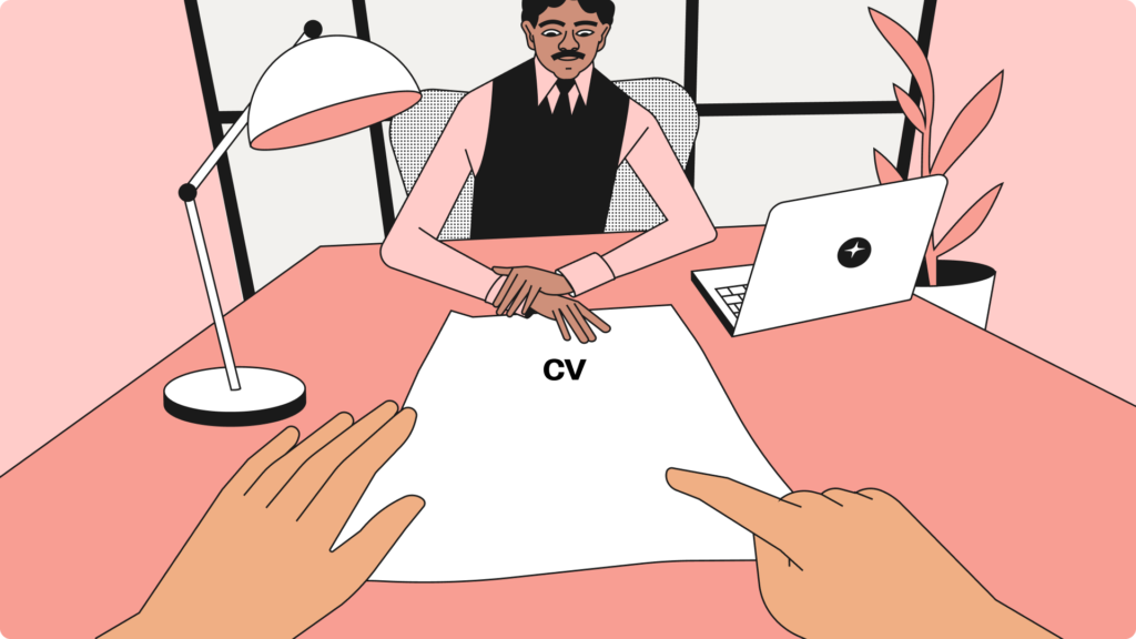 Un reclutador revisa microcredenciales en un currículum y perfil digital