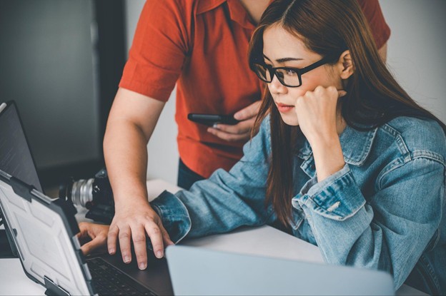 Micro-credenciales y upskilling continuo por sectores y áreas