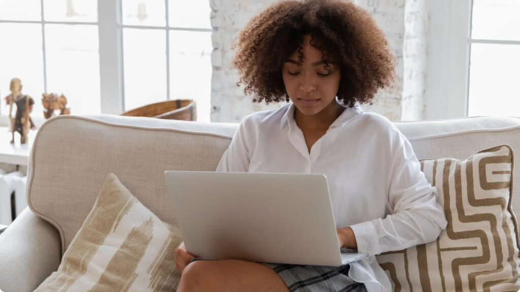 La arquitectura del software organiza cómo interactúan frontend, backend, bases de datos y servicios externos.