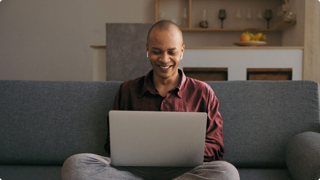 Desarrollador web crea una app con React