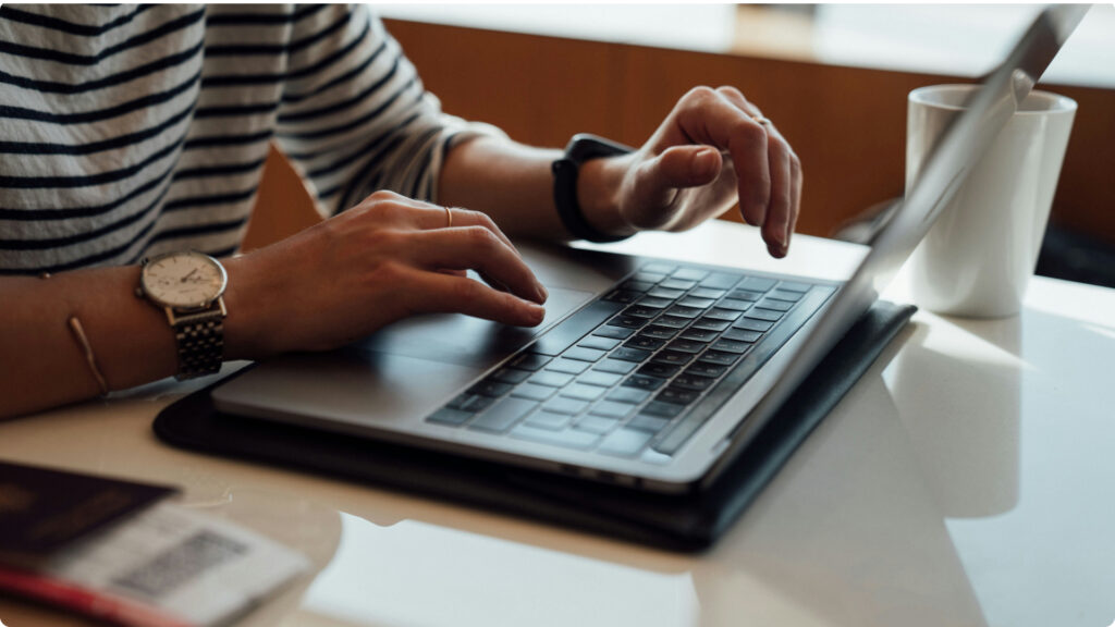 Riesgos y mitos sobre ganar en dólares desde casa