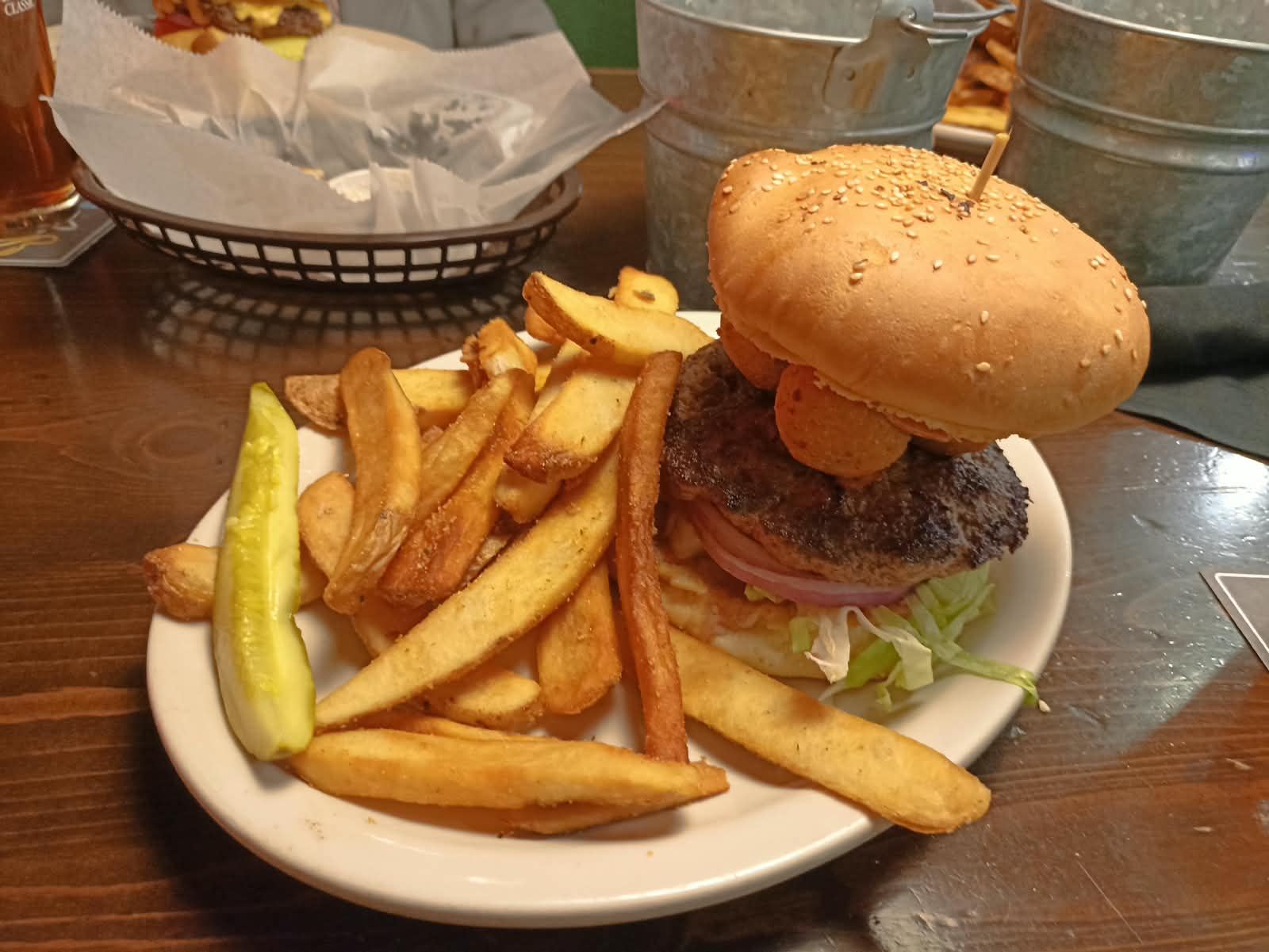 Hamburguesa con papas en un restaurante
